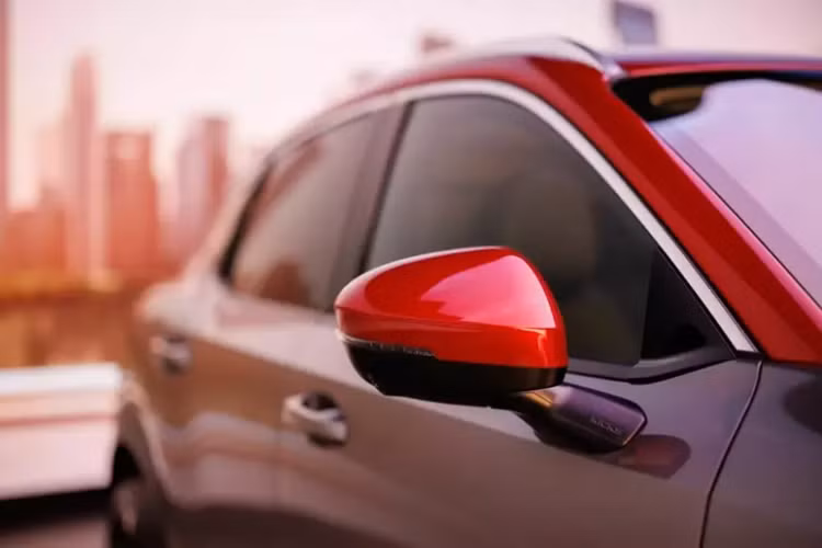 Bên cạnh đó là bộ vành la-zăng với thiết kế đa chấu khí động lực học ở bản cao cấp. Ở khu vực phía sau, Nissan Kicks 2025 được trang bị cụm đèn hậu với thiết kế tương tự dải đèn LED định vị ban ngày. Cụm đèn hậu được tích hợp vào cánh gió nhỏ bên dưới kính chắn gió sau. Trong khi đó, cánh gió mui phía trên đi kèm đèn phanh thứ ba.