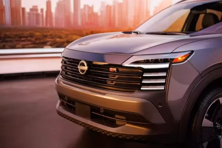 Lấy cảm hứng thiết kế từ Nissan Pathfinder dành cho thị trường Trung Quốc, mẫu SUV cỡ B này sở hữu lưới tản nhiệt rộng với những nan nằm ngang, tích hợp logo mới của hãng Nissan. Bao quanh lưới tản nhiệt là hệ thống đèn 2 tầng mới với đèn pha mỏng phía trên và 4 dải đèn LED định vị ban ngày nằm ngang bên dưới.