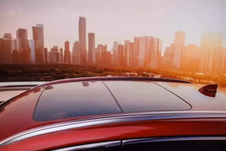 Tại thị trường Mỹ, Nissan Kicks 2025 có 3 phiên bản là S, SV và SR. Dù ở phiên bản nào, xe cũng dùng động cơ xăng 4 xi-lanh, hút khí tự nhiên, dung tích 2.0L mới, thay cho loại 1.6L cũ. Động cơ tạo ra công suất tối đa 139 mã lực và mô-men xoắn cực đại 190 Nm. So với thế hệ cũ, xe mạnh hơn 17 mã lực và 36 Nm.