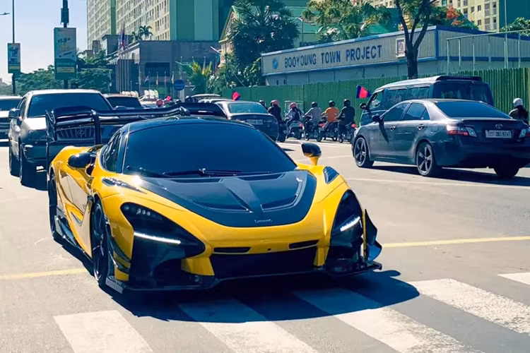 Trong 1 tháng trở lại đây, đã có 1 siêu phẩm độ của đại gia Nghệ An ra lò, đó là chiếc siêu xe mui trần McLaren 720S Spider bản độ Senna GTR của hãng DarwinPro. Gói độ này đã mang đến diện mạo ngoại hình cho xe rất hầm hố, nhìn là cánh gió sau khổng lồ của xe.