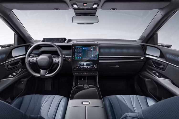 Nội thất của Ye GT concept mang tính tương lai pha lẫn chất thể thao, thể hiện ở cụm vô lăng hình chữ nhật kiểu xe đua, hệ thống gồm 4 màn hình dùng để tinh chỉnh mọi chức năng trong xe và giải trí.