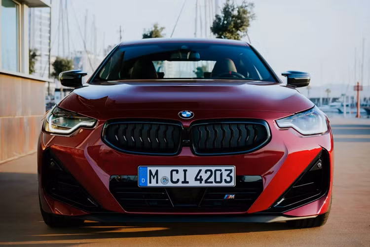 Bắt đầu từ phía bên ngoài, giờ đây BMW 2-Series bản Coupe 2025 có thêm các lựa chọn màu sơn ngoại thất như đỏ ánh kim Vegas Red metallic, xám ánh kim Skyscraper Grey metallic hay những màu thuộc nhóm BMW Individual cao cấp như xám ánh kim Frozen Pure Grey metallic và xanh ánh kim Frozen Portimao Blue II metallic.