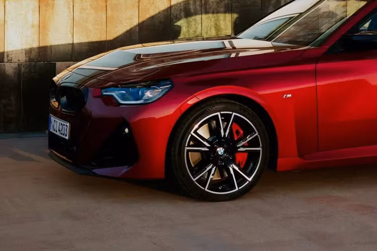 Ngoài ra, tất cả các cấu hình BMW 2-Series Coupe 2025 đều có tùy chọn trang trí nội thất bằng gỗ open-pore với màu sắc khác nhau theo các gói Fineline Light hoặc Ash Grey Blue.
