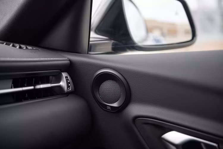 Bản “3.0” trang bị tiêu chuẩn nội thất bọc da và chất liệu Alcantara màu đen, ghế thể thao chỉnh điện, dàn âm thanh 10 loa, hệ thống giải trí 8.8 inch cảm ứng. Bản “3.0 Premium” có dàn âm thanh JBL 12 loa và nội thất bọc da màu đen hoặc màu nâu hạt dẻ.