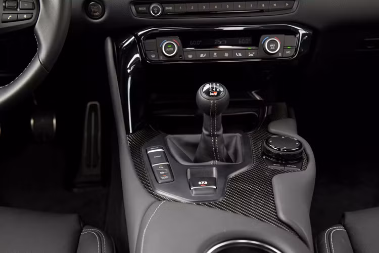 Giờ đây, ở chiếc Toyota GR Supra 2025 đời mới nhất, hãng chỉ bán ra 2 cấu hình mang tên “3.0” và “3.0 Premium”. Bản “3.0” có thể được tăng cường với gói trang bị tùy chọn Safety &amp; Technology, trong khi bản “3.0 Premium” có thể được kết hợp với gói Driver’s Assist.