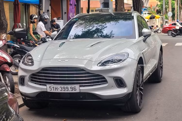 Luồng khí còn đi theo nóc xe, qua cánh gió và cửa sổ sau đến cánh lật ở cửa cốp giúp kính sau xe luôn được giữ sạch trong quá trình di chuyển. Thiết kế này cũng được các kỹ sư của Aston Martin tính toán để giảm thiểu tiếng ồn trong cabin khi vận hành.