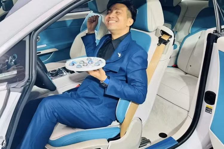 Theo đó, đại gia Minh Nhựa chia sẻ Rolls-Royce Spectre là xe điện nên đi rất êm, nó cũng giống như sự êm lặng như tình cảm của đại gia này dành cho nóc nhà suốt 13 năm qua. Chưa hết, Minh Nhựa còn chốt câu nói "Nhưng hôm nay chồng còn phải thốt lên lại 1 câu, vợ mãi là vợ của chồng nhé".