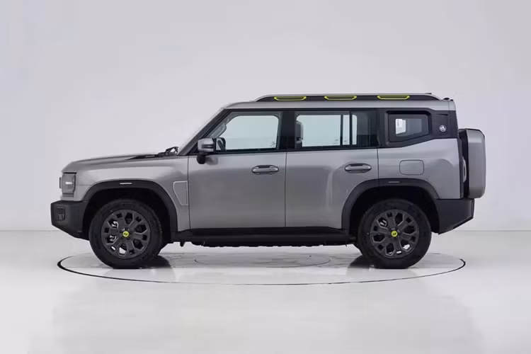 Tổng công suất của hệ thống là 455 kW, với mô-men xoắn cực đại 920 Nm. Xe sử dụng hộp số hybrid DHT 3 cấp. Có pin lithium sắt phosphate CATL với dung lượng pin 43,24 kWh. Hỗ trợ xả ngoài 6,6 kW. Mức giá xe Jetour Shanhai T2 PHEV AWD 2025 tại Trung Quốc là 224.900 nhân dân tệ (tương đương 740 triệu đồng).