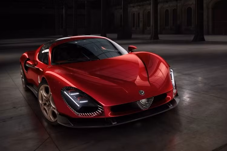 Tiến xa hơn vào quá khứ: năm 1933 là năm vinh quang của bộ môn thể thao, khi Alfa Romeo thống trị các cuộc thi thể thao và nhanh chóng chiếm trọn trái tim của người hâm mộ đua xe.