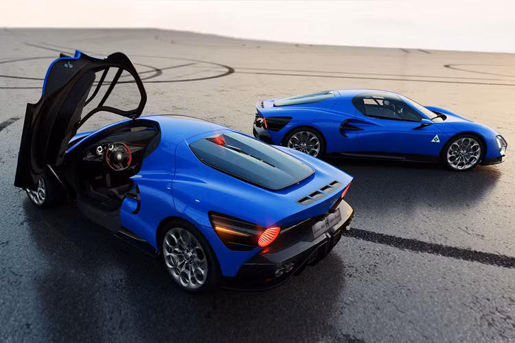 Siêu xe 33 Stradale có vị trí đặc biệt trong lịch sử của Alfa Romeo, và con số “33” mang ý nghĩa biểu tượng đối với thương hiệu. Để kỷ niệm điều này, Alfa Romeo chọn ngày 3/3 ra mắt Alfa Romeo 33 Stradale Day 2024 mới nhằm kết nối những người đam mê thương hiệu Alfa Romeo trên toàn thế giới và hơn 250 câu lạc bộ có chung niềm đam mê với thương hiệu.