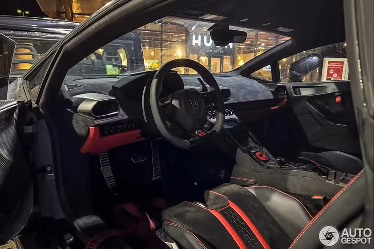 Nội thất của xe được bọc Alcantara màu đen Nero Ade với các họa tiết trang trí đỏ Rosso Mars. Hệ thống túi khí vẫn chưa bị kích hoạt.
