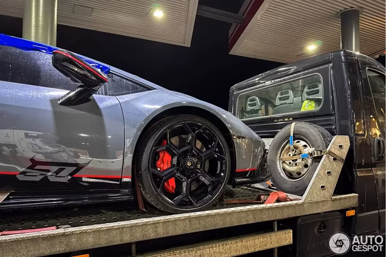 Lamborghini chỉ sản xuất giới hạn 60 chiếc Huracan Tecnica 60th Anniversary, 60 chiếc Huracan STO 60th Anniversary và 60 chiếc Huracan EVO Spyder 60th Anniversary. Mỗi mẫu xe đều có 2 tùy chọn màu sơn khác nhau.