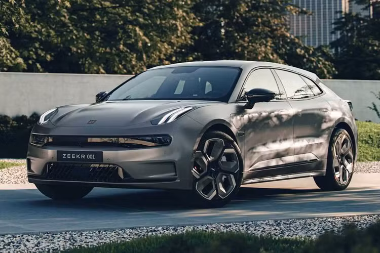 Thứ hai là pin NMC có công suất 100 kWh cho phạm vi hoạt động từ 705 – 750 km (tùy thuộc vào loại truyền động). Đối với tùy chọn này, tầm vận hành của 001 tăng tới 350 km sau 10 phút sạc.
