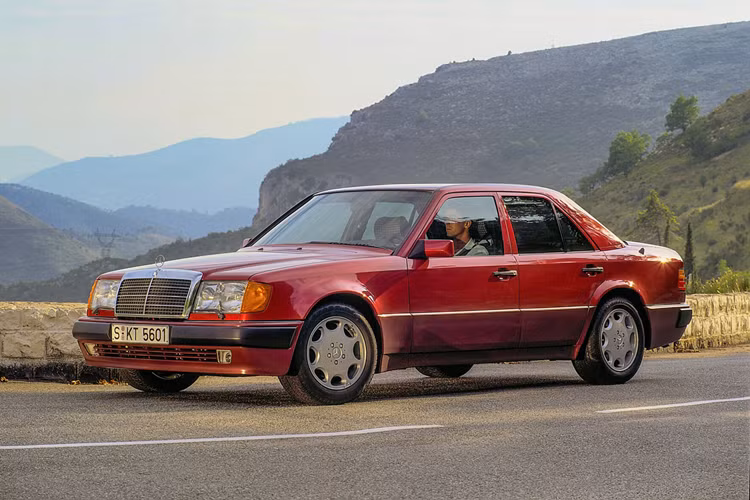 Vào tháng 11/1984, mẫu xe Mercedes-Benz 124 biểu tượng đã sớm có mặt trên thị trường. Nó khiến khách hàng và các chuyên gia trong ngành bị ôtô bị cuốn hút bởi thiết kế hiện đại vượt thời gian và kỹ thuật tiên tiến của mẫu xe này.