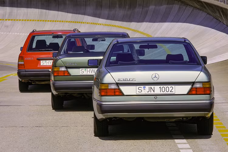 Từ các phụ tùng thay thế bán chạy nhất như logo Mercedes và các phụ tùng riêng lẻ được sản xuất mới theo thông số kỹ thuật nghiêm ngặt của nhà sản xuất cho đến cánh chắn bùn vẫn có sẵn, Mercedes-Benz Classic Genuine Parts cung cấp một loạt phụ tùng thay thế và phụ tùng hao mòn cho dòng xe 124.