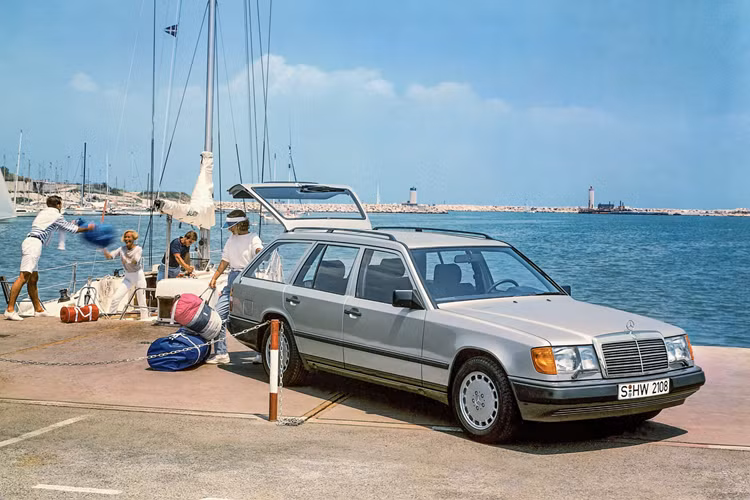 Khí động học được tối ưu hóa dẫn đến điểm số cao nhất cho xe du lịch Mercedes-Benz. Các hệ thống đột phá ra mắt lần đầu tiên trong dòng xe 124 bao gồm cần gạt nước toàn cảnh với trường gạt nước lớn nhất thế giới vào thời điểm đó và thế hệ đầu tiên của hệ dẫn động bốn bánh 4MATIC.