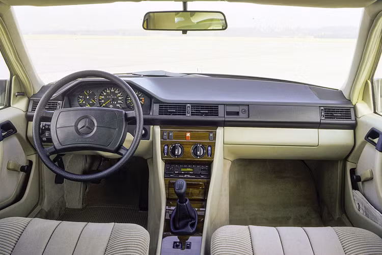 Các tùy chọn động cơ trải dài từ các phiên bản bốn xi-lanh cơ bản như Mercedes-Benz 200 và 200 D cho đến các mẫu xe saloon hiệu suất cao được trang bị động cơ V8. Mẫu xe biểu tượng 500 E được ra mắt tại Paris Autosalon và chính là mẫu xe hàng đầu vào năm 1990.