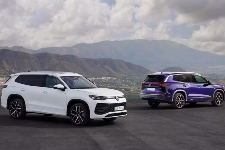 Tháng 4/2024, Volkswagen Tayron 2025 mới được ra mắt tại Trung Quốc vói tên gọi “Tiguan L Pro”, đây cũng là mẫu xe thay thế cho phiên bản trục cơ sở lớn của Tiguan trên toàn cầu, còn được biết tới là “Tiguan Allspace”.