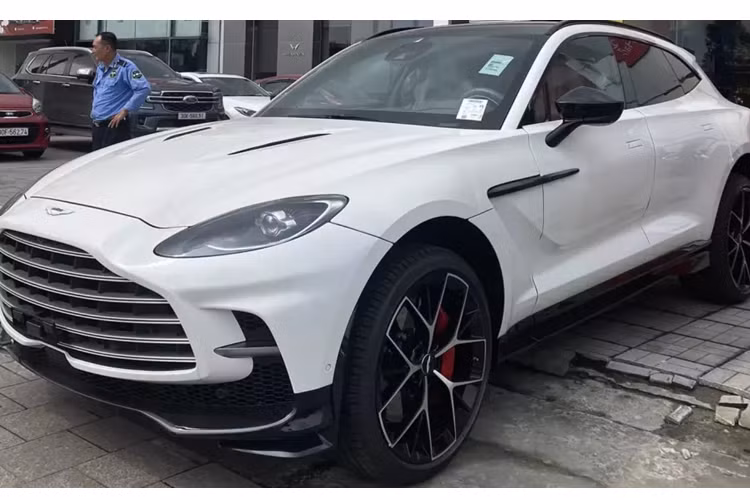 Nhờ đó, chiếc SUV nhanh nhất thế giới hiện chỉ cần chưa đến thời gian 3,3 giây là có thể tăng tốc từ vị trí xuất phát lên 100 km/h trước khi đạt tốc độ tối đa 310 km/h.