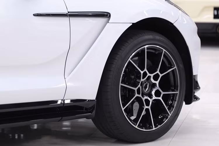 Cụ thể, SUV hạng sang tốc độ Aston Martin DBX 707 được trang bị khối động cơ V8, dung tích 4.0 lít, tăng áp kép do Mercedes-AMG phát triển như bản tiêu chuẩn nhưng đã được nâng cấp nhiều hạng mục giúp công suất tối đa cuối cùng của xe đạt được là 697 mã lực và mô-men xoắn cực đại 900 Nm, tức xe đã được bơm thêm vào 155 hp và 200 Nm.