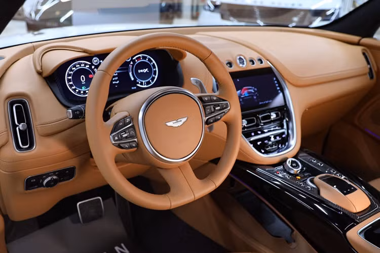 Khác với 3 chiếc xe Aston Martin DBX707 về nước trước đó, mẫu xe mới xuất hiện có ngoại thất màu trắng, cùng vô số chi tiết sơn đen và carbon như cản trước/sau, nẹp sườn, vỏ gương, nóc xe hay bộ mâm 5 chấu kép cỡ lớn, sơn 2 màu tương phản, cùng kẹp phanh màu đỏ.