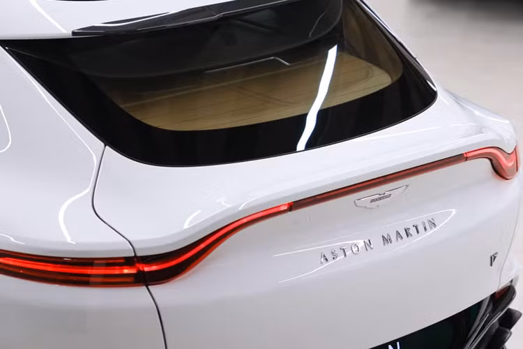 Động cơ trên chiếc xe SUV hạng sang Aston Martin DBX 707 2022 sẽ được kết hợp cùng hộp số 9 cấp ly hợp kép ngâm dầu, và hệ thống dẫn động 4 bánh toàn thời gian mới