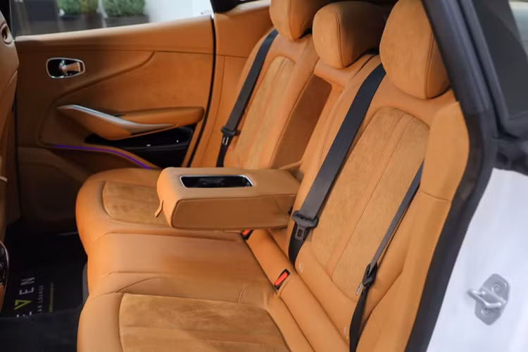 Giá xe Aston Martin DBX707 chính hãng đang bán ra tại Việt Nam từ 21,8 tỷ đồng, mức giá này đã có 2 lần điều chỉnh, ban đầu hãng đưa ra giá tận 23,8 tỷ đồng, sau đó hãng đưa ra giá bán 20,8 tỷ đồng và lần chốt giá gần nhất là từ 21,8 tỷ đồng.