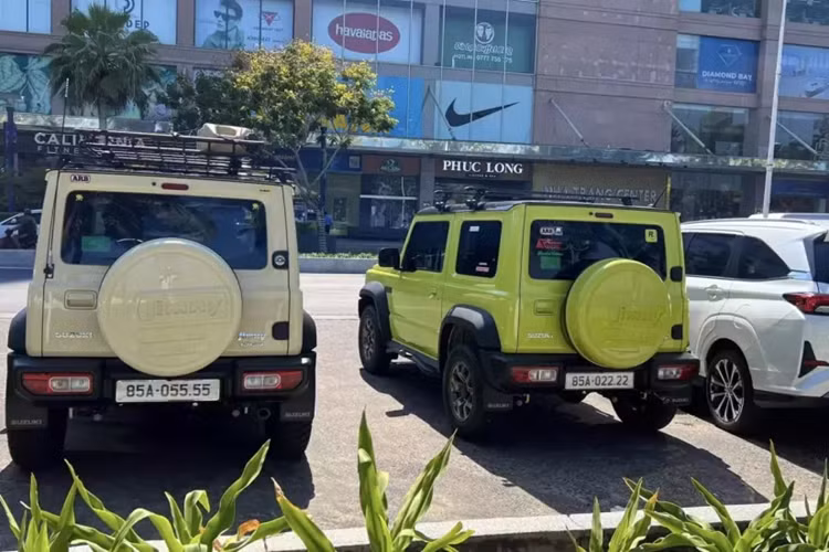 Bản độ trên 2 chiếc xe Suzuki Jimny này cũng đơn giản với việc thêm baga mui, tăng thêm chỗ chứa đồ cho xe, ngoài ra, có thể dễ dàng lắp thêm lều để đi dã ngoại, sau cùng là thanh chống va đập cho đầu xe, mang đến diện mạo khá hầm hố.
