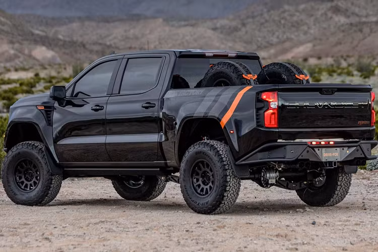 Mức giá xe Chevy Silverado độ theo Fox Factory đây chỉ là dự kiến, tuy nhiên vẫn cao hơn 100.000 Đô so với một chiếc F-150 Raptor R. Với mức giá này, xe sẽ được nâng cấp động cơ với bộ siêu nạp được gắn lên động cơ V8 6.2 lít, nâng công suất lên 700 mã lực và mô-men xoắn đạt mức 868 Nm.