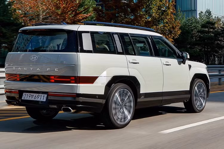 Tại thị trường Đông Nam Á, cụ thể là Philippines, Hyundai SantaFe 2024 có 2 tùy chọn động cơ. Thứ nhất là động cơ xăng Theta III với 4 xi-lanh, tăng áp, dung tích 2.5L, sản sinh công suất tối đa 281 mã lực và mô-men xoắn cực đại 422 Nm. Động cơ đi kèm hộp số tự động 8 cấp và hệ dẫn động 4 bánh toàn thời gian HTRAC.