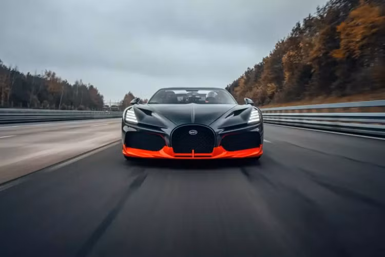 Thành tích ấn tượng này được thực hiện bởi Bugatti W16 Mistral World Record Car độc đáo có giá lên tới 14.000.000 euro (14.743.700 đô la). Con số này gần gấp ba lần giá khởi điểm của siêu xe trị giá 5 triệu đô la, mặc dù nó có lớp sơn đẹp mắt và nhiều thứ để khoe khoang rằng mình là hàng độc nhất vô nhị.