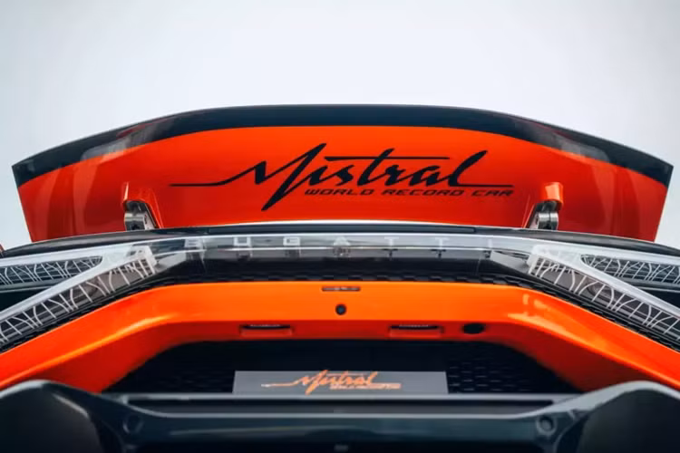 Garage trong mơ này bao gồm Veyron 16.4 Super Sport đạt tốc độ 431,07 km/h vào năm 2010, Veyron 16.4 Grand Sport Vitesse đạt tốc độ 408,84 km/h vào năm 2013 và chiếc Chiron Super Sport 300+ gần đây hơn với kỷ lục ấn tượng 490,48 km/h vào năm 2019.