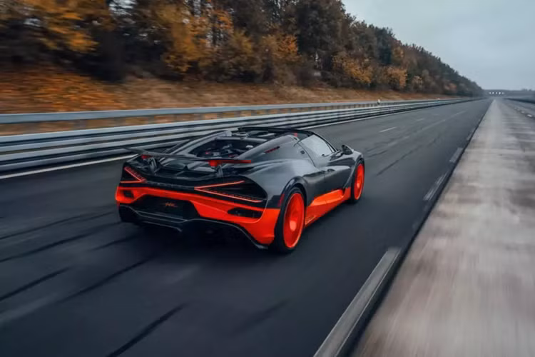 Bugatti Mistral Roadster đặc biệt vì được thiết kế theo kiểu xe không mui, chính điều này cũng đã khiến xe có giá bán rất khác thường khi lên đến từ 118 tỷ đồng và chỉ có đúng 99 xe sản xuất toàn cầu, nhưng đã có khách đặt mua từ trước đó, trong đó, có 1 đại gia Malaysia đã lên tiếng mình sở hữu 1 xe.