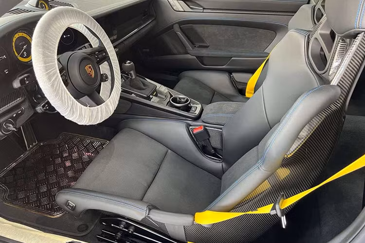 Bên sườn, Porsche 911 GT3 được trang bị cánh lướt gió rộng hơn 911 tiêu chuẩn. Tuy nhiên, sự khác biệt lớn nhất phải nằm ở phần đuôi xe phía sau với cánh gió và bộ khuếch tán cỡ lớn. Những chi tiết này giúp xe tạo ra lực ép xuống mặt đường tăng 50% so với Porsche 911 thông thường.