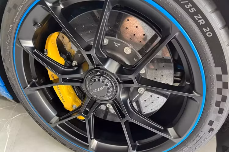 Chiếc Porsche 911 GT3 của nữ đại gia Hà Nội này có màu xanh dương và được chọn đầy đủ đồ chơi, xe đã tìm khách hơn 2 năm, nhưng nay mới có người đầu tiên mua về. Như vậy, đây đã là chiếc xe đua đường phố Porsche 911 GT3 thứ 2 về "làm dâu" ở Hà Nội.