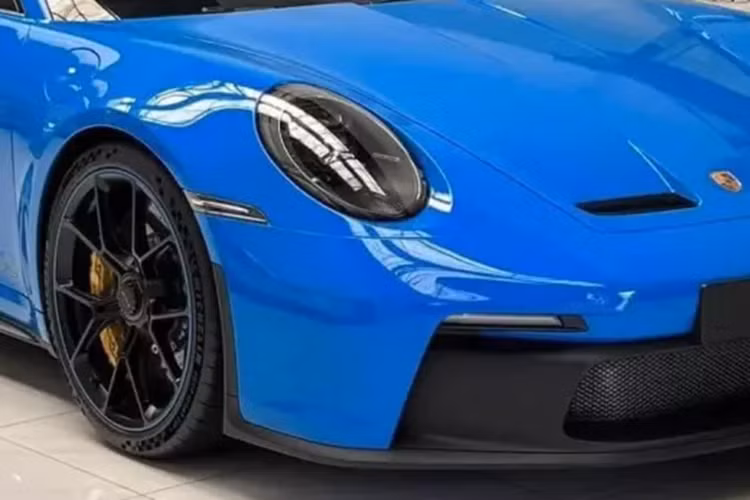 Porsche 911 GT3 992 có hốc gió trung tâm khá rộng trên đầu xe, trong khi đó, khe gió ở hai bên cản trước lại được thiết kế thanh mảnh. Tiếp đến là nắp ca-pô bằng sợi carbon nhằm giảm trọng lượng, đi kèm 2 khe gió. Tương tự như vậy, phần nóc của Porsche 911 GT3 thế hệ mới cũng được làm bằng sợi carbon bền, nhẹ.