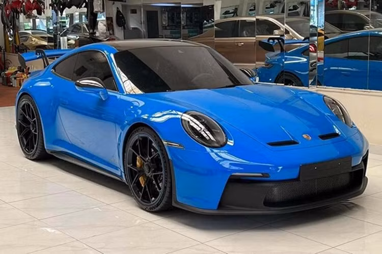 Mới đây, thông tin về việc chiếc xe đua đường phố Porsche 911 GT3 mới tinh tại Hà Nội gây xôn xao cộng đồng mê xe. Đây là chiếc 911 GT3 "hàng tồn" tại thị trường Việt Nam đã tìm thấy chủ nhân, theo tìm hiểu vị khách này là 1 nữ đại gia đến từ Hà Nội.