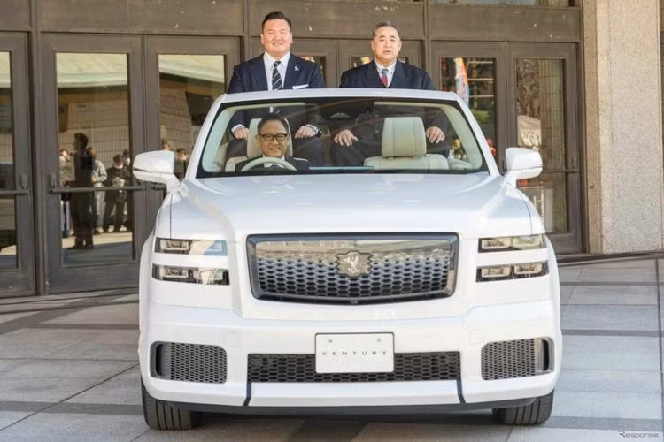 Xuất hiện bên ngoài nhà thi đấu Ryogoku Kokugikan ở Tokyo vào thứ bảy tuần trước, chiếc xe SUV mui trần Toyota Century 2024 có phần mái và các cột xe đã bị loại bỏ, tạo nên thiết kế vừa hầm hố vừa phóng khoáng.