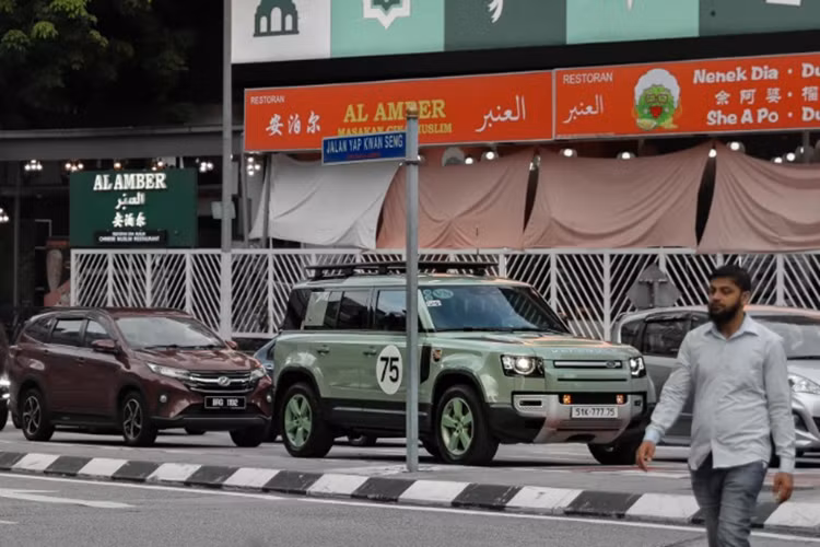 Chiếc Land Rover Defender 75th Limited Edition này sở hữu thiết kế ngoại thất độc quyền đi cùng màu sơn xanh lá Grasmere mang tính biểu tượng, mâm xe hợp kim 20 inch và các chi tiết trang trí nội thất cũng được sơn cùng màu tương ứng.