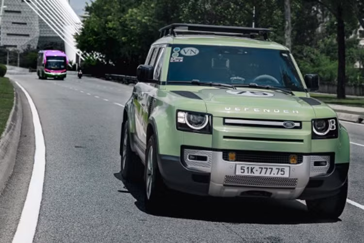 Chiếc xe SUV Land Rover Defender này thuộc phiên bản kỷ niệm 75 năm ngày chiếc Defender đầu tiên ra mắt toàn cầu (1948). Đây là 1 trong số 5 chiếc bán chính hãng tại thị trường Việt Nam.