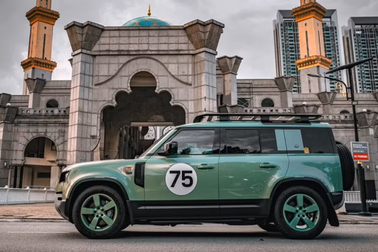 Tại thị trường Việt Nam, giá xe Land Rover Defender 75th Limited Edition được phân phối chính hãng với mức giá khởi điểm 7,359 tỷ đồng, chưa bao gồm các tùy chọn.