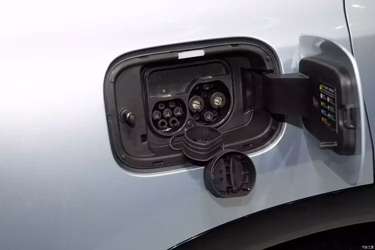 Mô-men xoắn cực đại của nó đạt tới 310 Nm. Chiếc crossover điện này có khả năng tăng tốc từ vị trí xuất phát lên tới 100 km/h chỉ trong thời gian 7,6 giây.