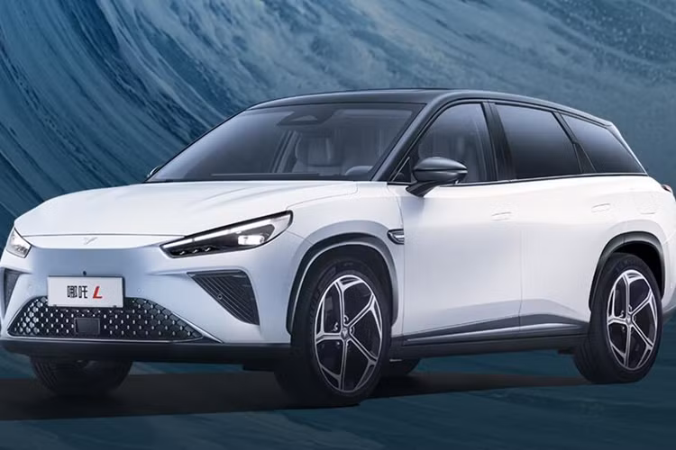 Ngoài ra, lưới tản nhiệt phía trước được trang trí bằng kim loại mạ chrome dạng chấm ma trận, bổ sung thêm nhiều chi tiết và điểm nhấn. Bên hông xe, xe có đường gân năng động hơn, mui xe cùng màu với thân xe, cửa sổ toàn màu đen không có quá nhiều vật liệu phản quang.
