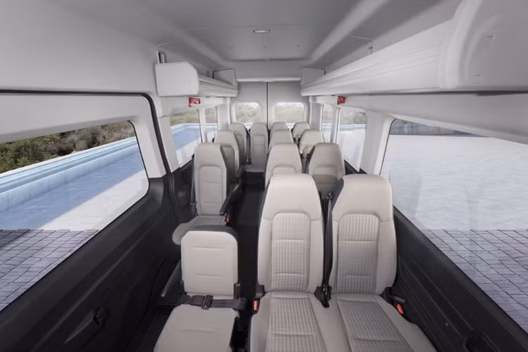 Chưa hết, Ford Transit mới còn cung cấp các giải pháp để đồ cho lái xe và hành khách nhằm mang đến không gian gọn gàng, rộng rãi. Hành khách trên xe dễ dàng tận hưởng sự thoải mái, linh hoạt từ giá hành lý phía trên (với các phiên bản Premium và Premium+), không gian phía dưới ghế cũng như hàng ghế cuối có thể gập gọn để mở rộng không gian để hành lí.