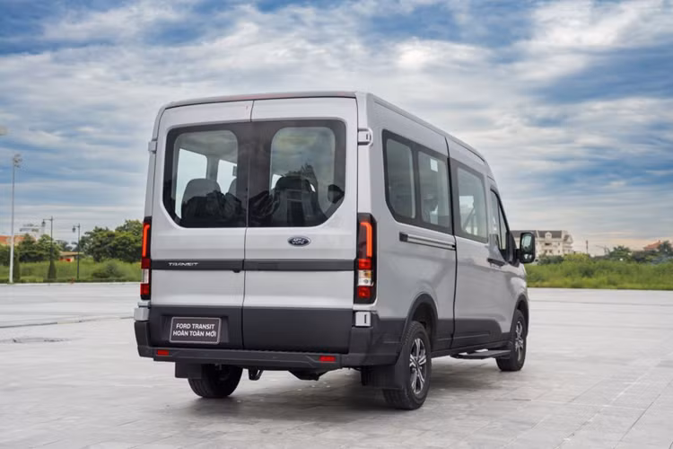 Giá xe Ford Transit 2024 tại Viẹt Nam lần lượt 905 triệu, 999 triệu và 1,087 tỷ đồng. Ngoài ra, Ford Việt Nam cũng chính thức mở bán hai phiên bản Ford Transit Limousine là 10 chỗ hoặc 12 chỗ ngồi, mức giá là 1,379 tỷ và 1,499 tỷ đồng.