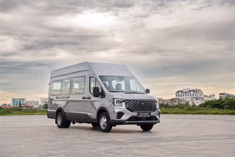 Do đó, cả 3 phiên bản của xe đều được trang bị các tính năng an toàn cần thiết như hệ thống chống bó cứng phanh ABS, phân phối lực phanh điện tử EBD, hệ thống cân bằng điện tử, hệ thống kiểm soát hành trình, đèn pha tự động, cảm biến hỗ trợ đỗ xe phía sau, camera lùi và hệ thống chống trộm.