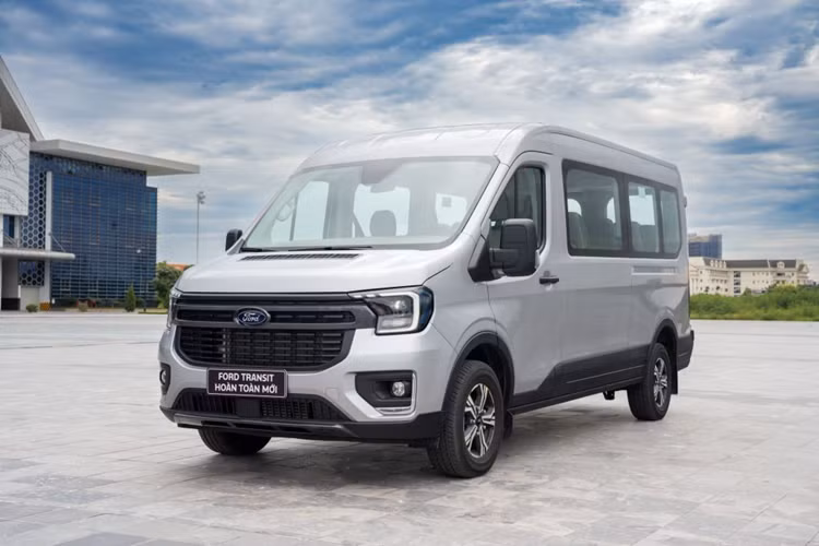 Nằm bên dưới nắp ca-pô của Ford Transit 2024 là động cơ diesel 2.3L mới, kết hợp với hộp số sàn 6 cấp. Động cơ này mang đến công suất tối đa 171 mã lực tại tua máy 3.200 vòng/phút và mô-men xoắn cực đại 425 Nm trong khoảng tua máy 1.400 - 2.400 vòng/phút.
