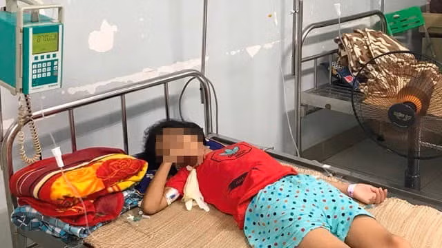 Be gai nguy kich vi mua nuoc o cong truong bi dua nham chai axit