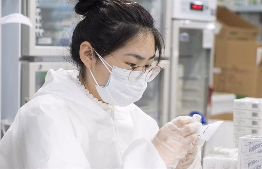Một nhân viên y tế đang kê đơn thuốc. Ảnh: THX