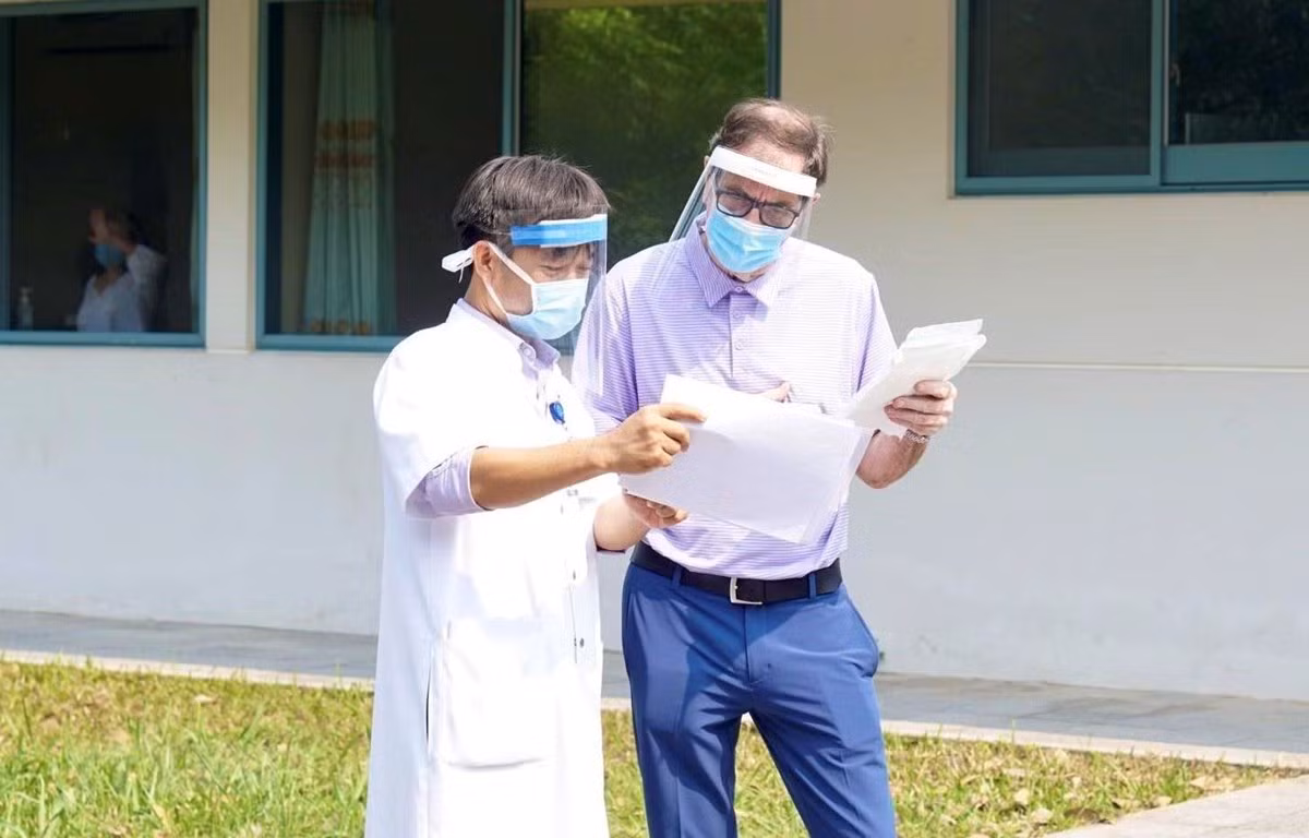 Benh nhan nuoc ngoai mac COVID-19 duoc chua khoi xuc dong cam on Viet Nam-Hinh-10